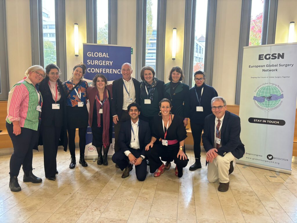 Board Team Global Surgery Network Congress Essen. Standing: Judith Lindert, Dina Tadros, Lena Landsmann, Cynthia de Carvalho Fischer, Henning Mothes, Laura Klösges, Leo Mothes, Serena Cruz. Knees: Shanur Shah, Ellen Reuling, Bernward Steinhorst.